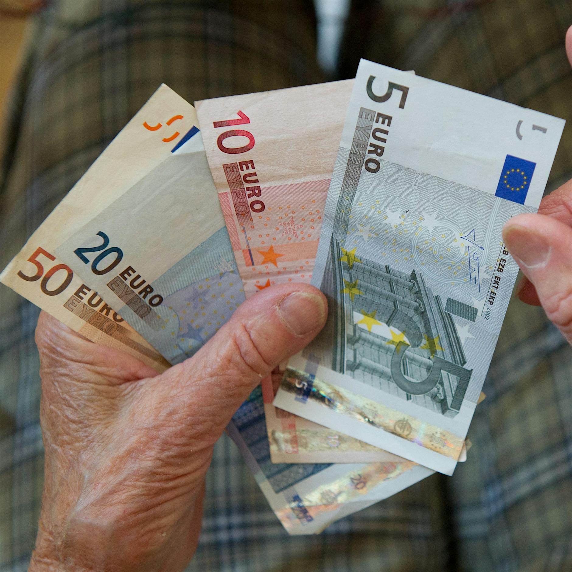 Grundrente, Soli-Abbau, teureres Benzin: Das ändert sich 2021