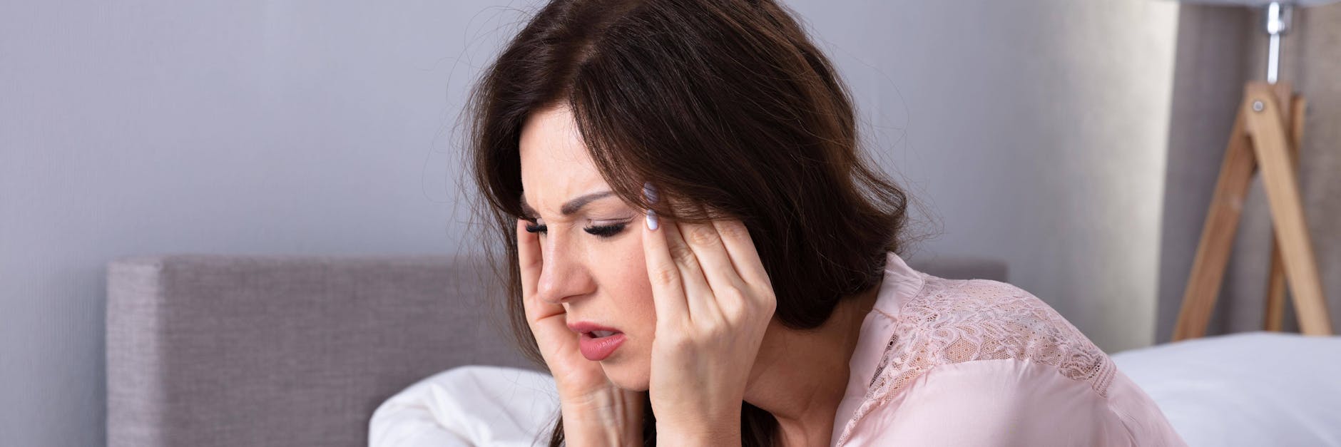 Woman Having Headache ,model released, Symbolfoto PUBLICATIONxINxGERxSUIxAUTxONLY Copyright: xAndreyPopovx Panthermedia26052582