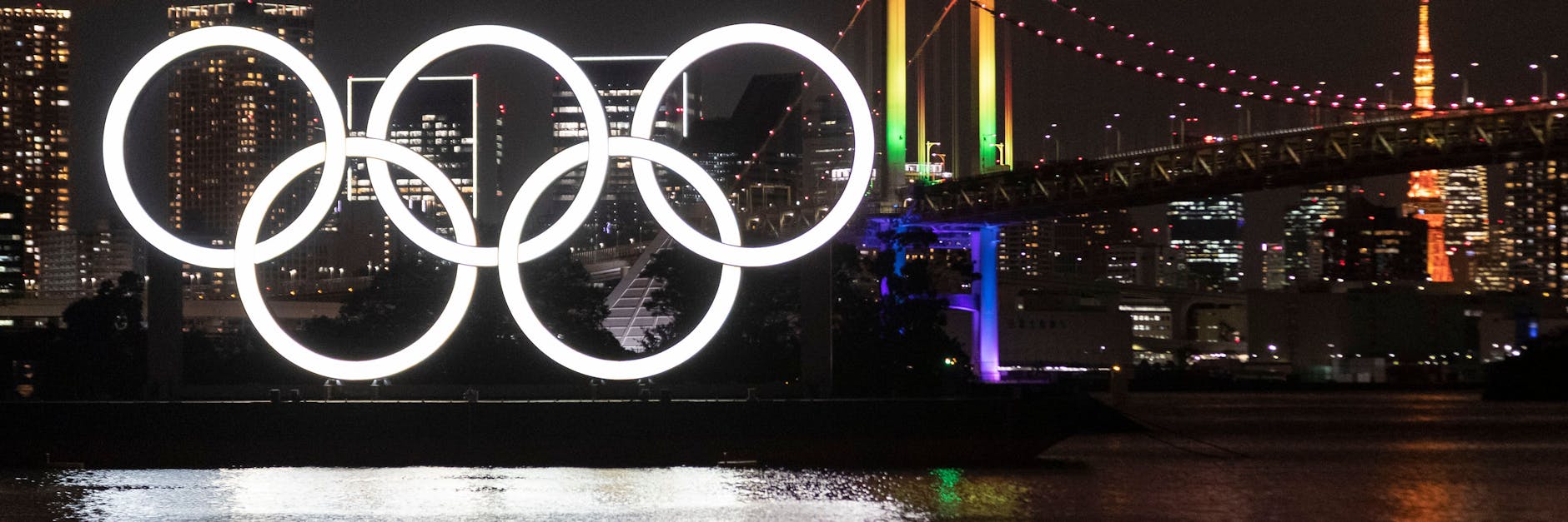 Die Olympischen Ringe beleuchten das Wasser unter der Rainbow Bridge in Tokio.