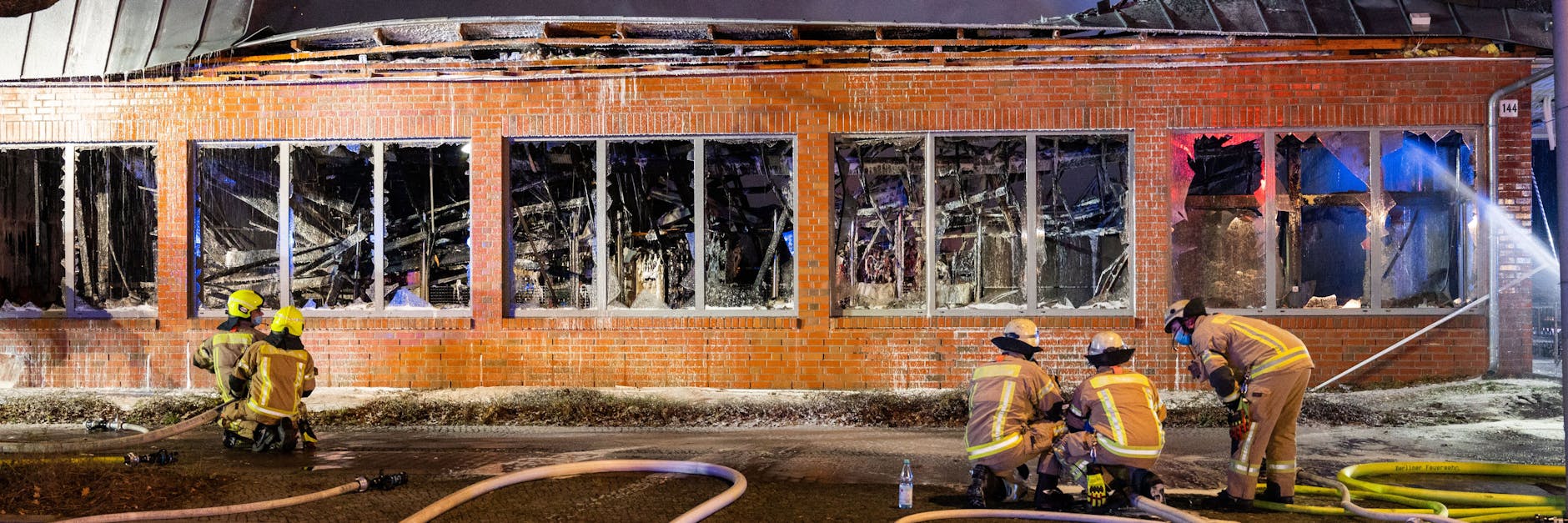 Einsatzkräfte der Berliner Feuerwehr kämpfen in der Silvesternacht gegen die Flammen in einem Supermarkt in Neukölln.