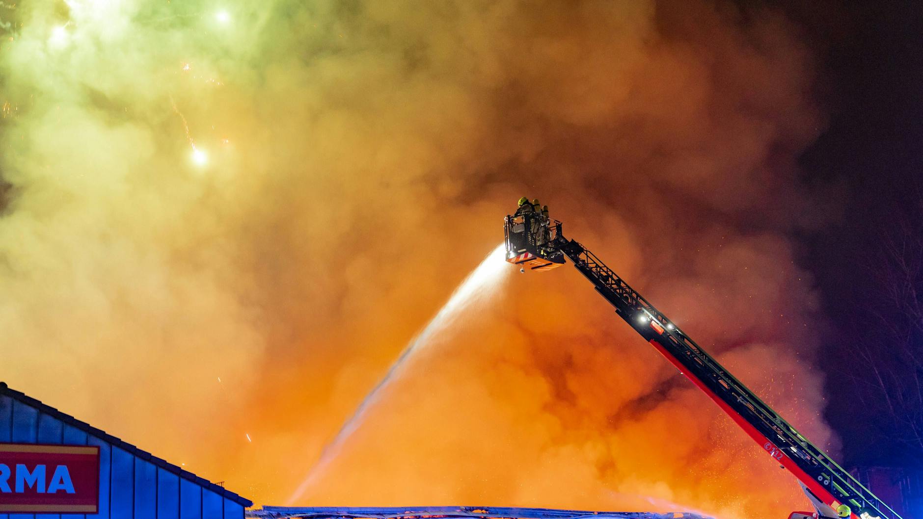 Die Berliner Feuerwehr musste in der Silvesternacht mehrere Brände löschen, so wie hier bei einem Supermarkt in Neukölln. 