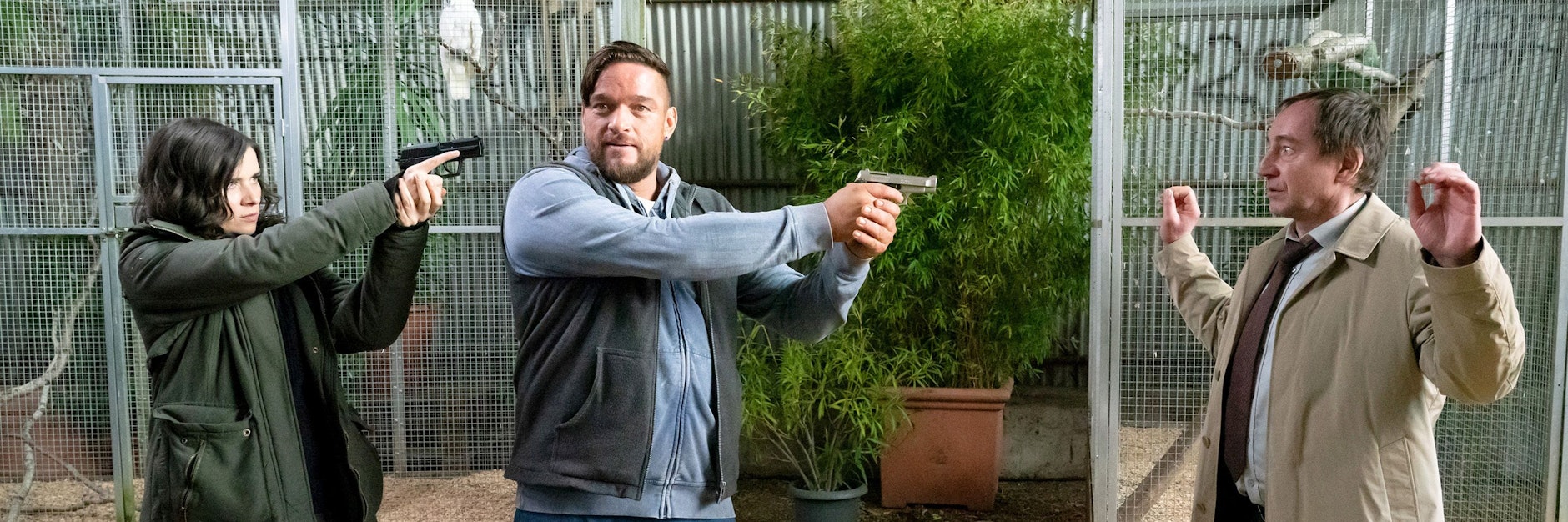 Pattsituation im Neujahrs-„Tatort“: Kira Dorn (Nora Tschirner) stellt John Geist (Ronald Zehrfeld, M), dieser bedroht Kurt Stich (Thorsten Merten) in einer Szene des&nbsp; Tatort.