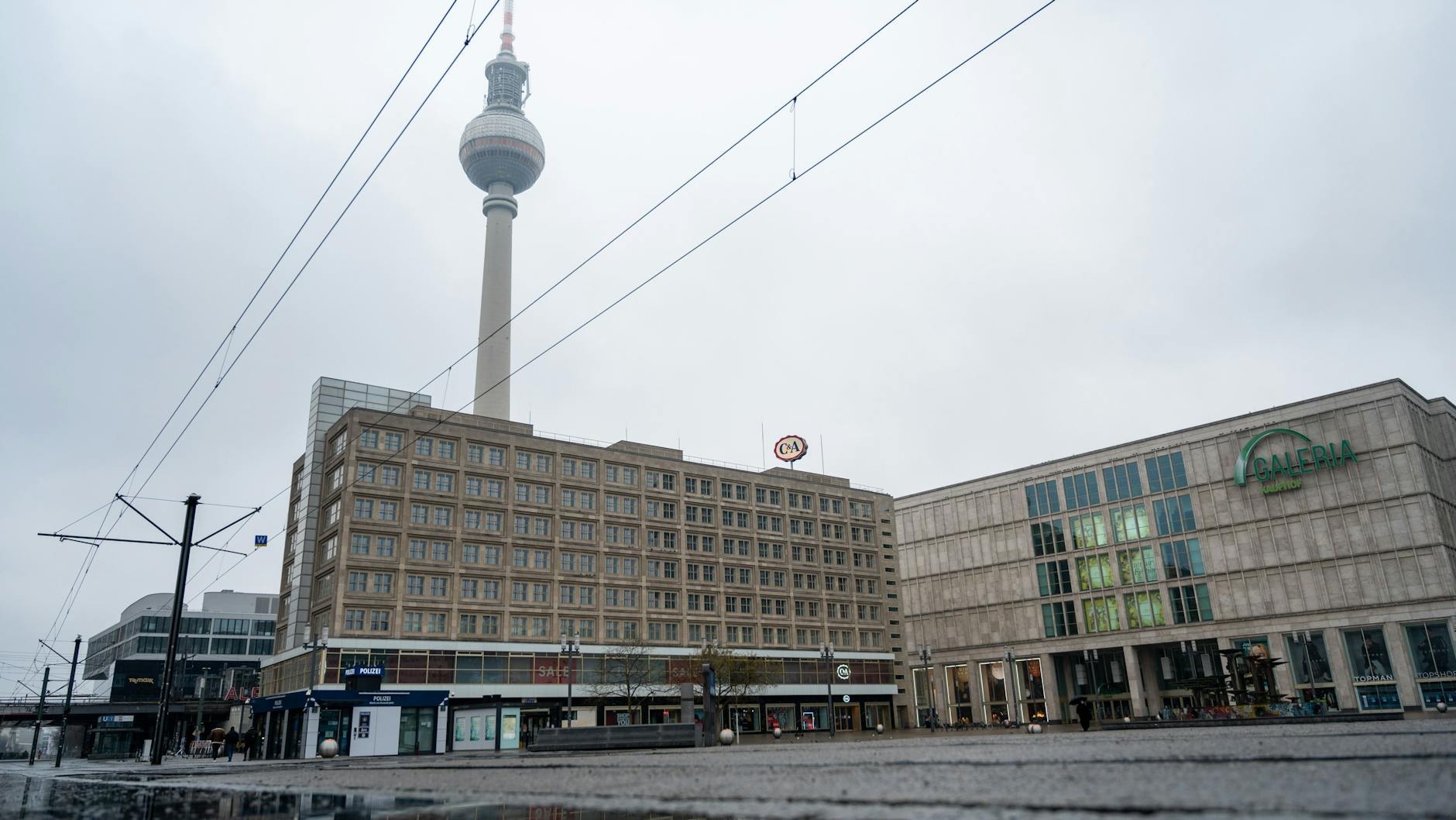 Metropole ohne Müll: der Berliner Alexanderplatz am Neujahrsmorgen.