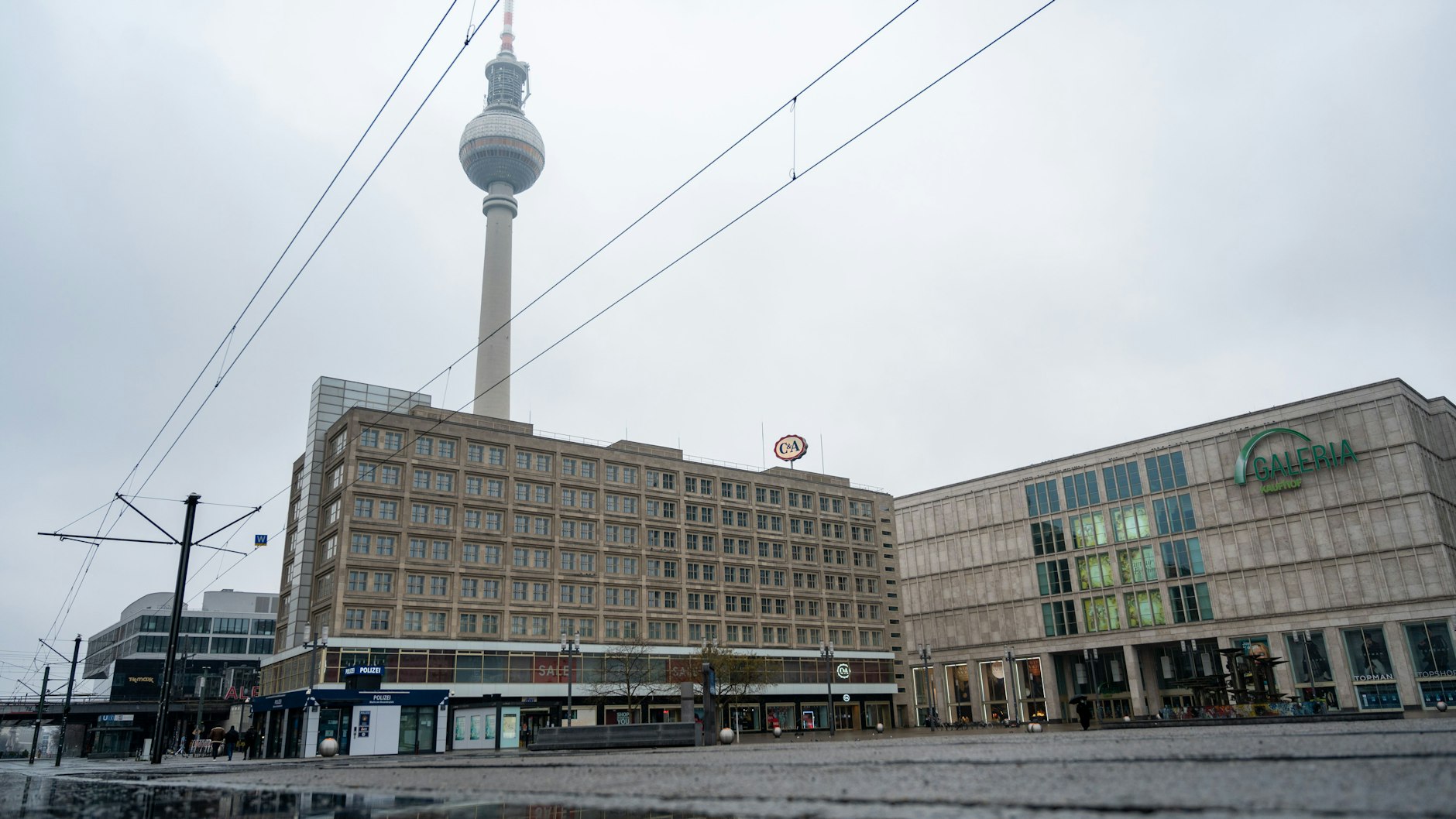 Metropole ohne Müll: der Berliner Alexanderplatz am Neujahrsmorgen.