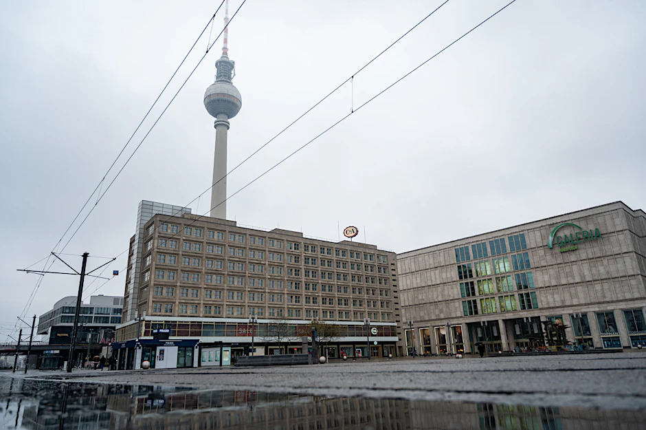 Metropole ohne Müll: der Berliner Alexanderplatz am Neujahrsmorgen.