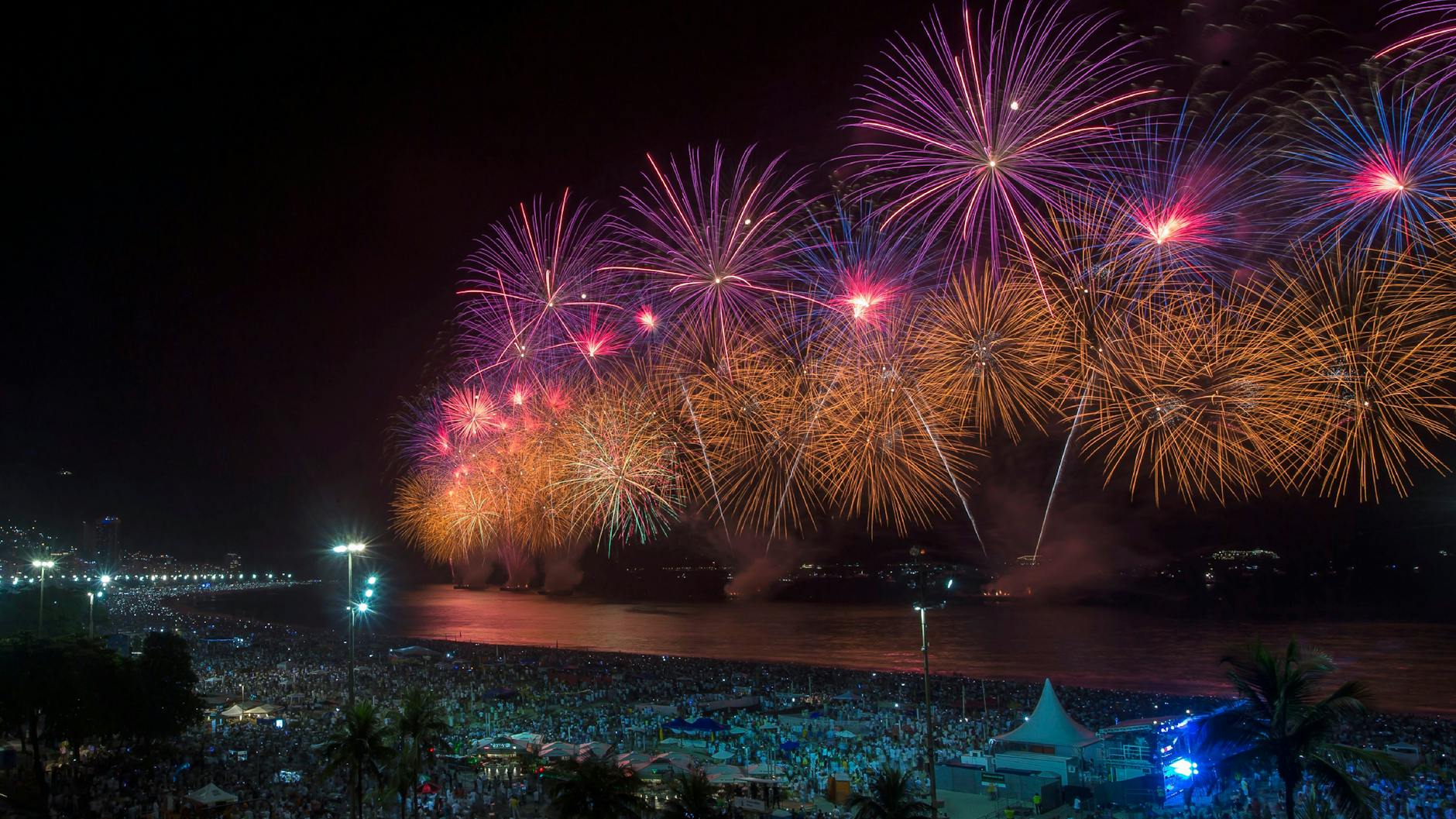 Ein Feuerwerk bei den Neujahrsfeierlichkeiten über dem Strand der Copacabana. Nach der Absage der Silvesterparty an der Copacabana und der ersatzweise geplanten virtuellen Feier zum Jahreswechsel sperrt Rio de Janeiro an diesem Tag das Copacabana-Viertel ab, um Menschenansammlungen zu vermeiden.