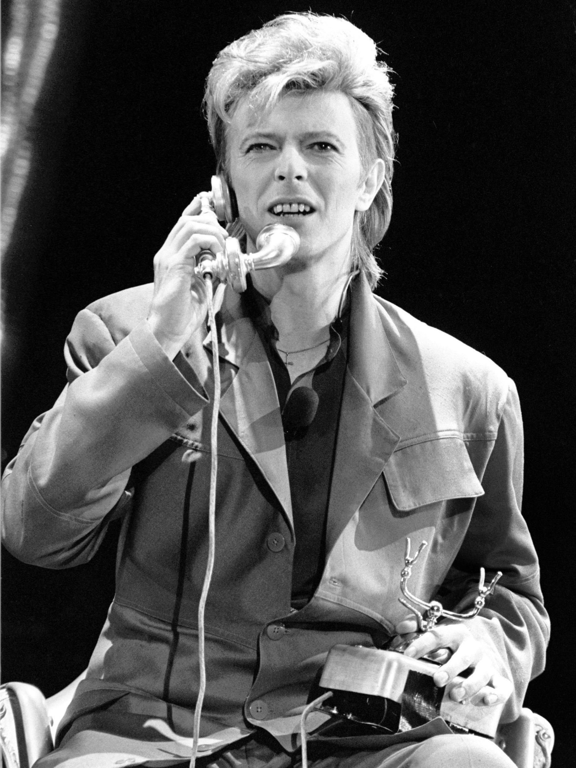 David Bowie bei einem Auftritt vor dem Berliner Reichstag 1987.