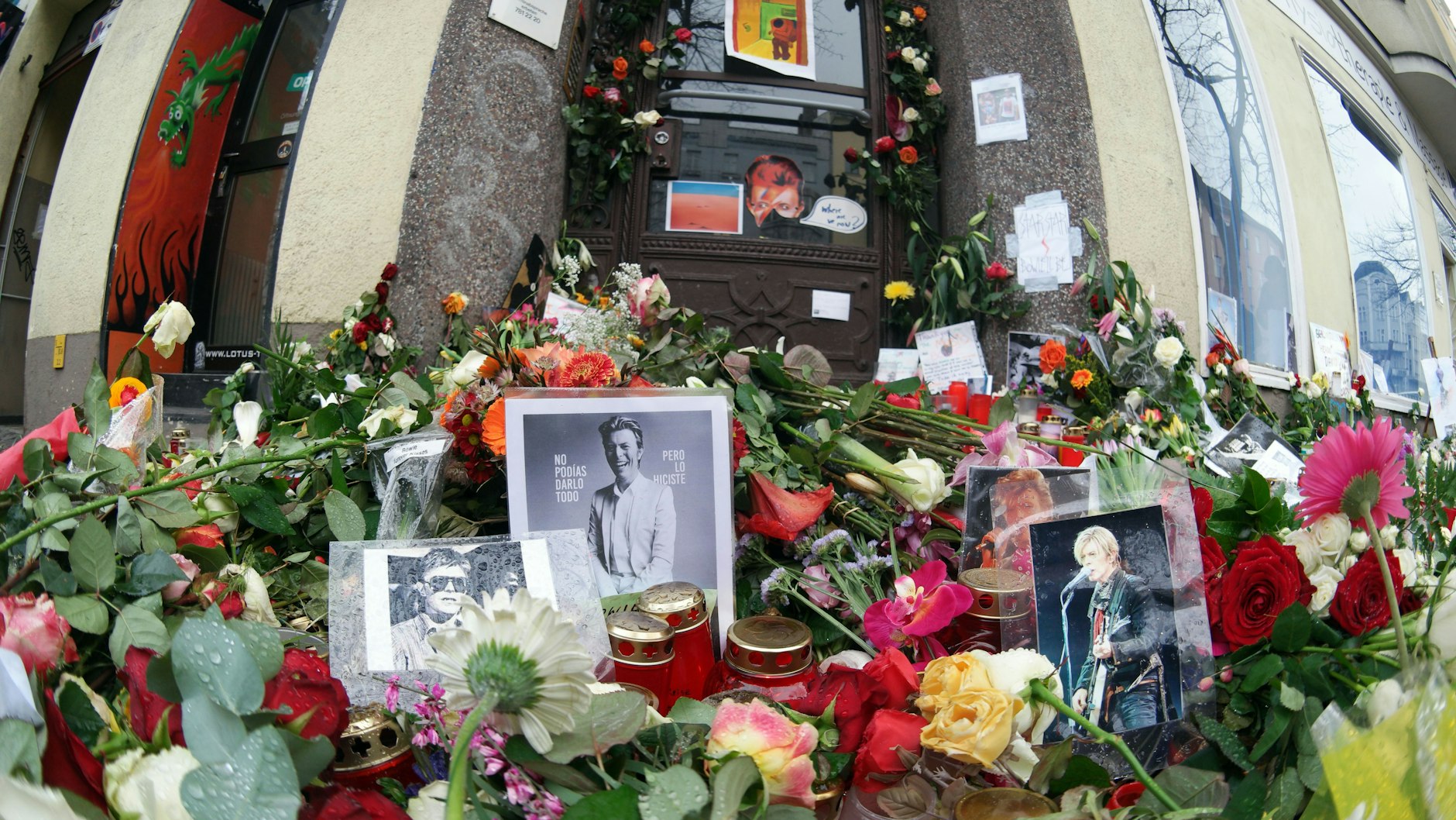 Zahlreiche Blumen liegen für den verstorbenen Popstar David Bowie vor dem Hauseingang Hauptstraße 155 am 15.01.2016 in Berlin-Schöneberg. Bowie wohnte während seiner Zeit in Berlin an dieser Adresse.&nbsp;