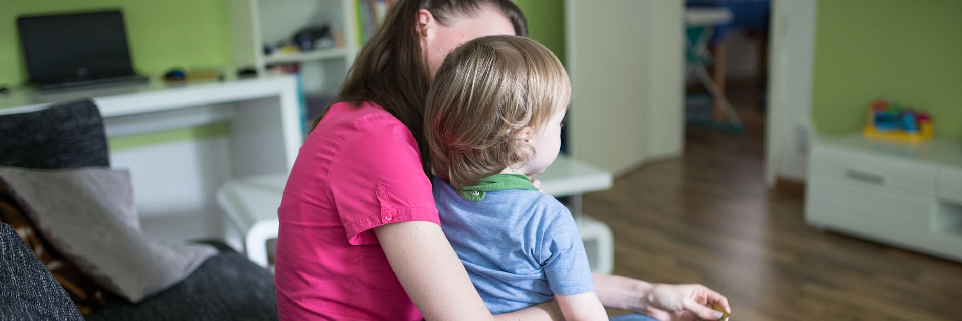 Frauen müssen in der Corona-Pandemie oft neben der Arbeit auch das Homeschooling und die Ganztagsbetreuung ihrer Kinder übernehmen.