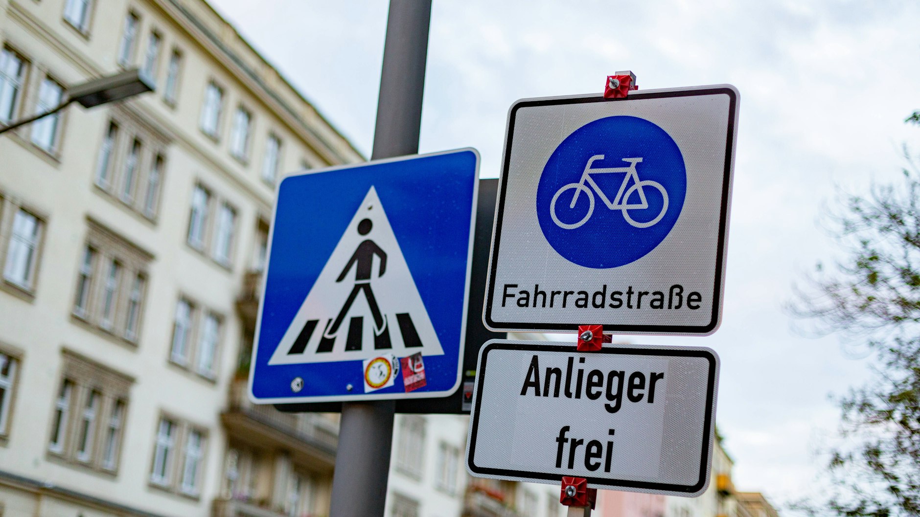 Hier dürfen Radfahrer nebeneinander radeln, und es gilt Tempo 30. Die Palisadenstraße in Friedrichshain ist seit 2020 eine Fahrradstraße. In diesem Jahr soll aus dem Provisorium eine dauerhafte Einrichtung werden.