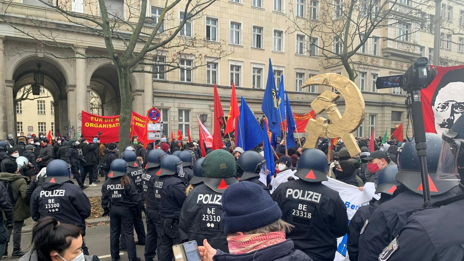 Die Polizei versucht, der Handvoll von blauen FDJ-Fahnen habhaft zu werden. Demonstranten schirmten die Fahnenträger ab. 