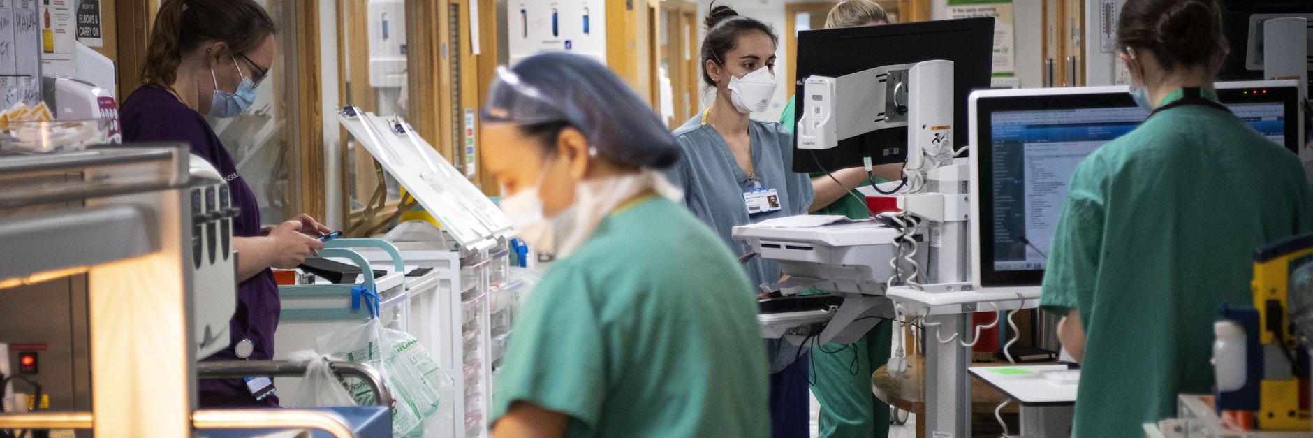 Krankenschwestern arbeiten auf einem Korridor einer Akut-Station im St. Georges Krankenhaus in London.
