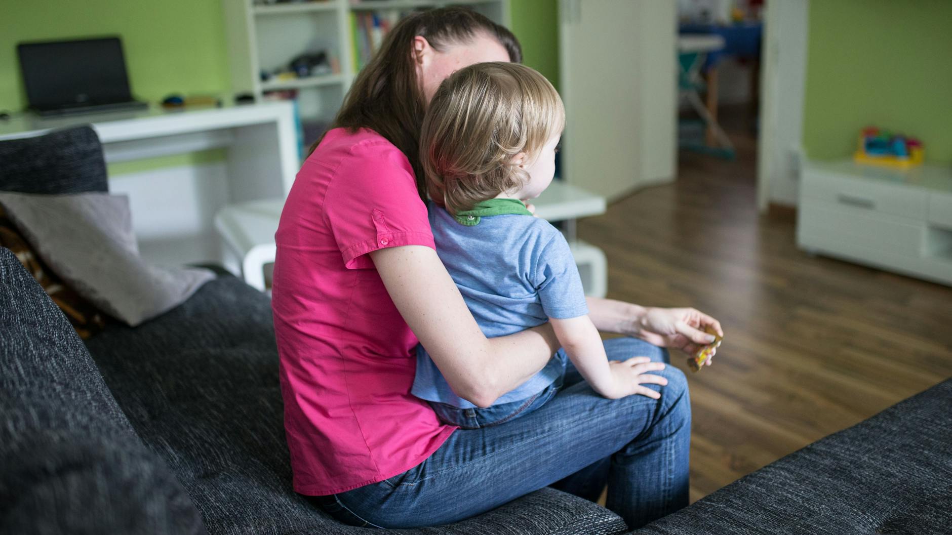 Frauen müssen in der Corona-Pandemie oft neben der Arbeit auch das Homeschooling und die Ganztagsbetreuung ihrer Kinder übernehmen (Symbolbild). 