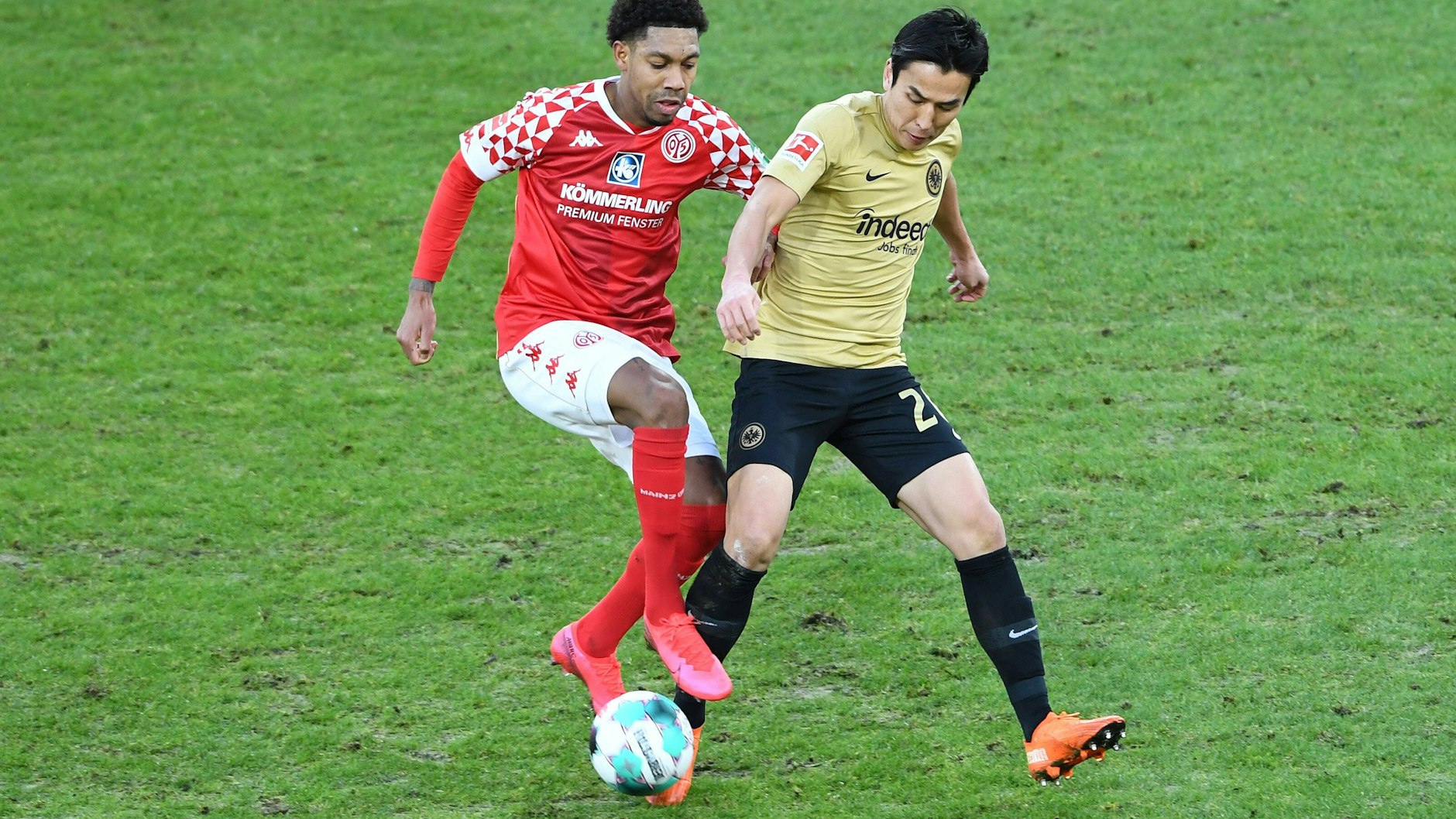 Frankfurts Makoto Hasebe im Zweikampf mit dem Mainzer Jean-Paul Boetius.
