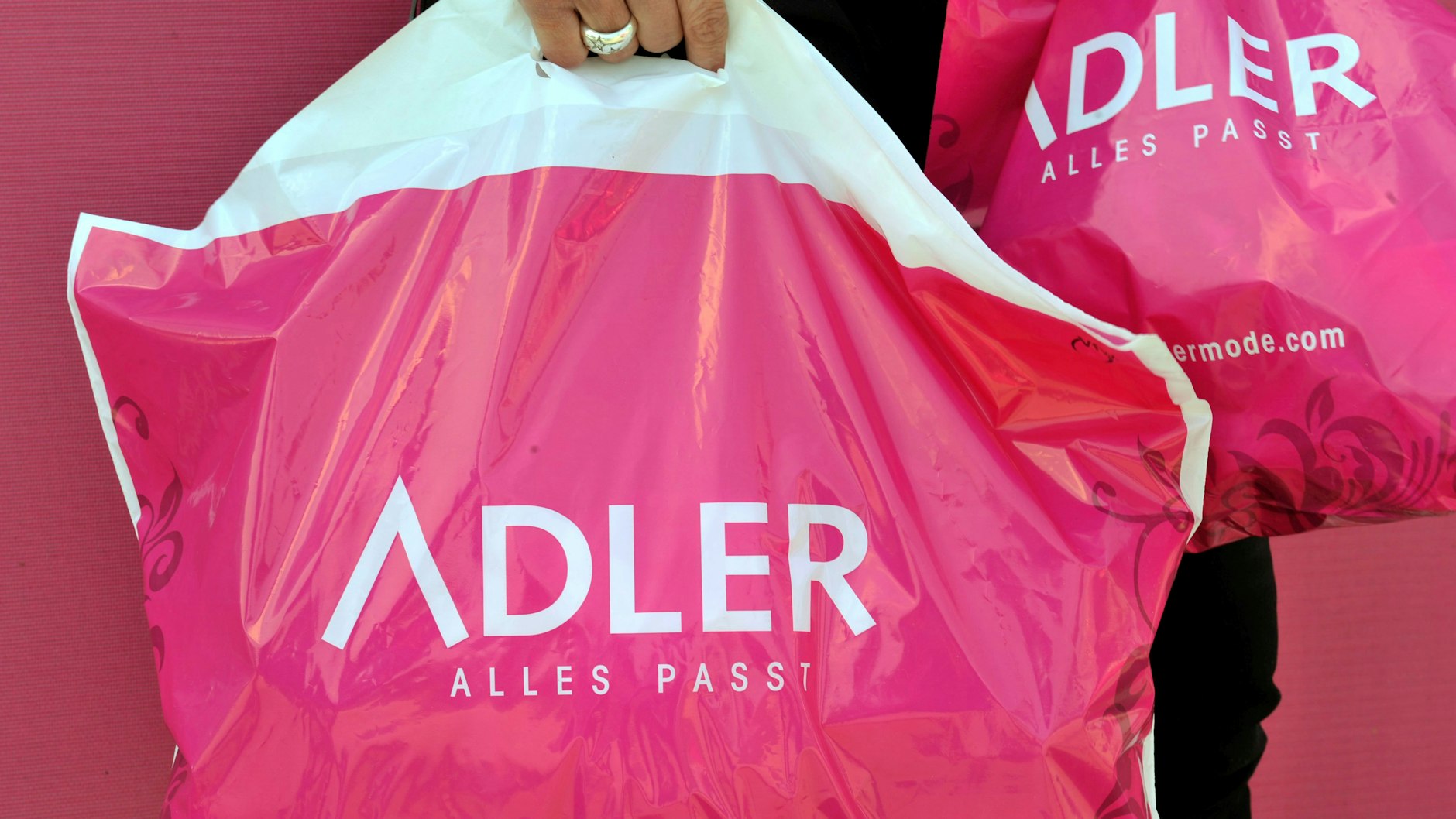 Tüten der Textil-Einzelhandelskette Adler Modemärkte (Archivbild).