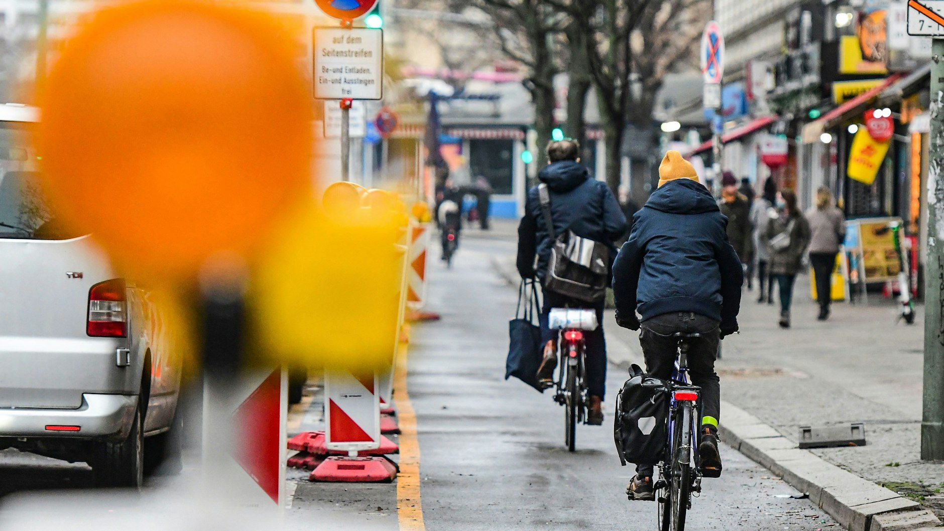 Der Pop-up-Radweg auf dem Kottbusser Damm in Kreuzberg. Wo Rad fahren früher gefährlich war, wird nun auch bei Kälte geradelt. 2021 wird aus dem Provisorium eine dauerhafte Einrichtung.