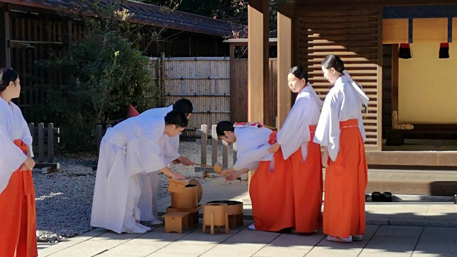 Reinigungsritual in einem japanischen Kloster.