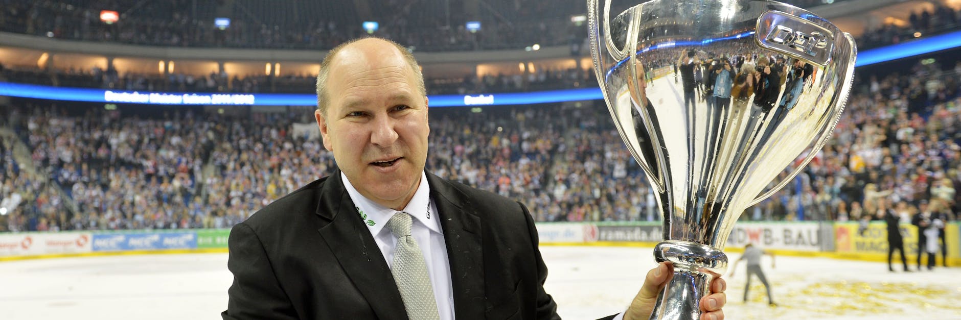 Don Jackson 2012 mit Pokal bei seinem fünften Meistertitel mit den Eisbären. 