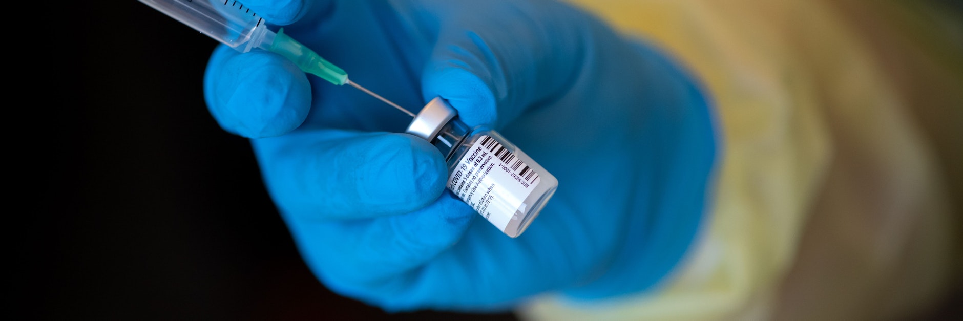 Eine Mitarbeiterin vom bayerischen roten Kreuz (BRK) bereitet in einem Impfzentrum den Impfstoff von Biontech/Pfizer gegen das Corona-Virus SARS-CoV-2 für eine Impfung vor. 