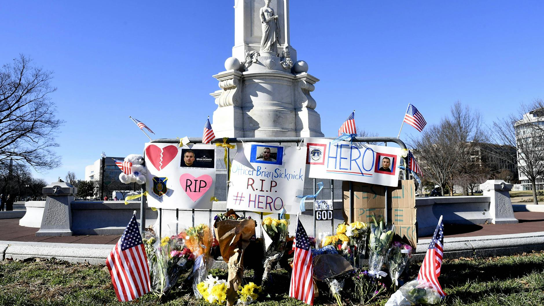 Fahnen, Blumen und gebrochene Herzen: Vor dem Kapitol wird des Polizisten Brian Sicknick gedacht.