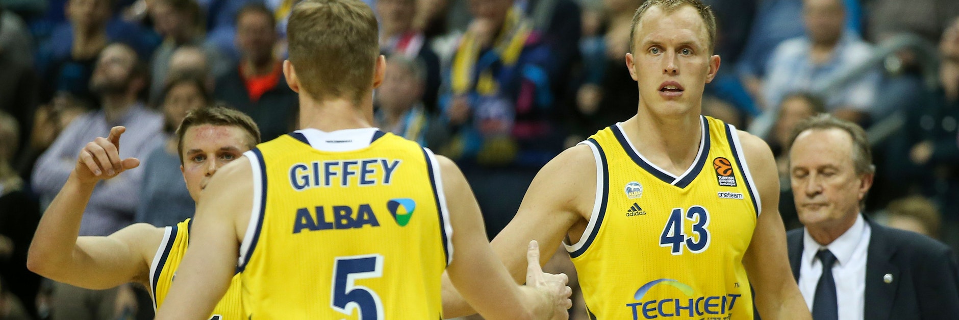 Albas Luke Sikma (r.) ist fast wieder fit, kehrt bald aufs Parkett zurück. Niels Giffey muss soch noch gedulden.