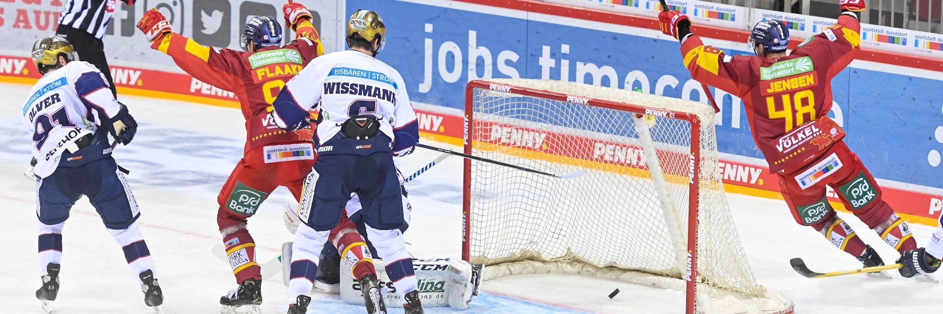 Der Anfang vom Ende der Siegträume der Eisbären: Flaake (2. v. l.) erzielt das erste Düsseldorfer Tor.