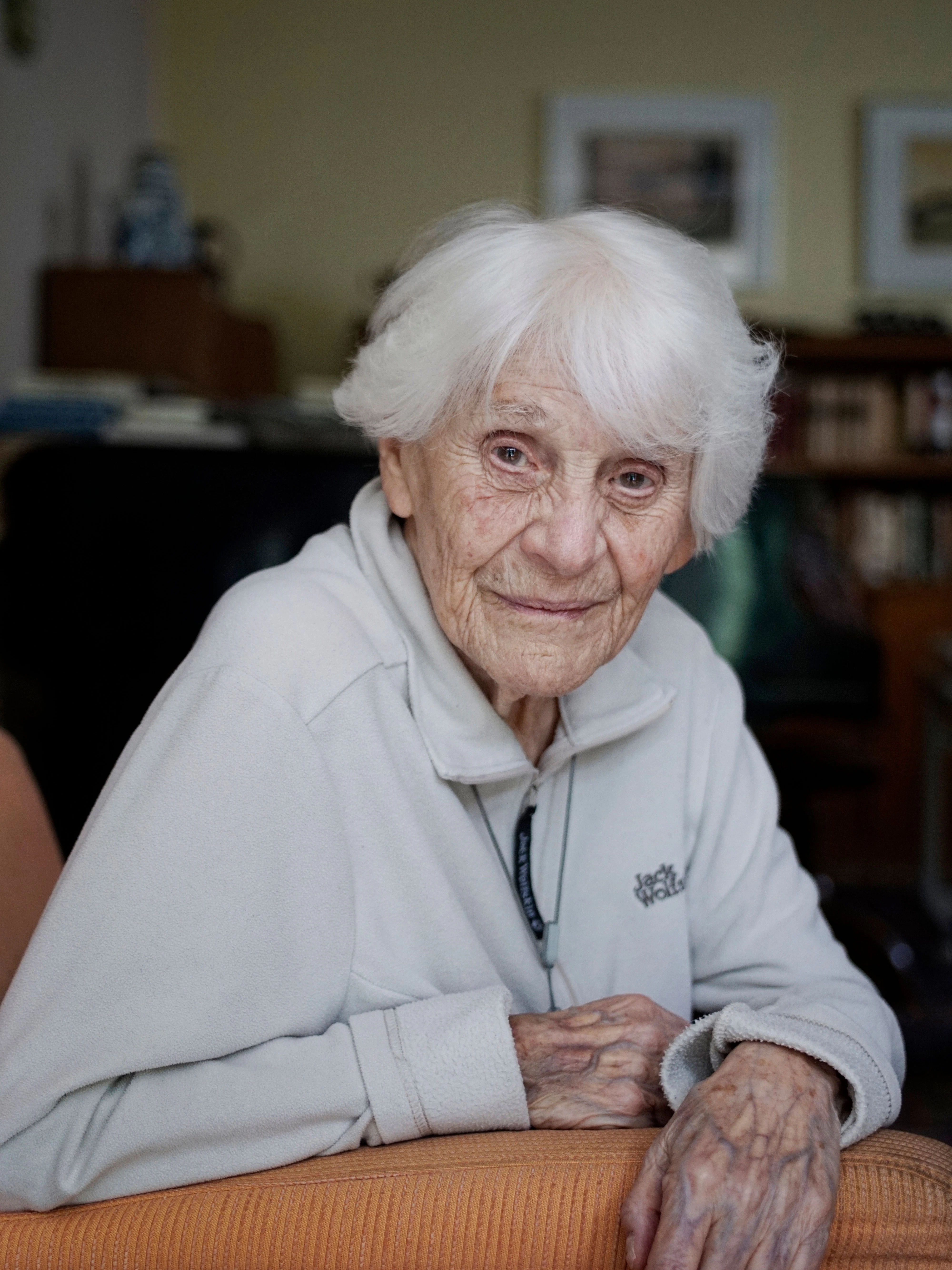 Inge Rapoport mit 102 Jahren in ihrer Wohnung in Pankow.