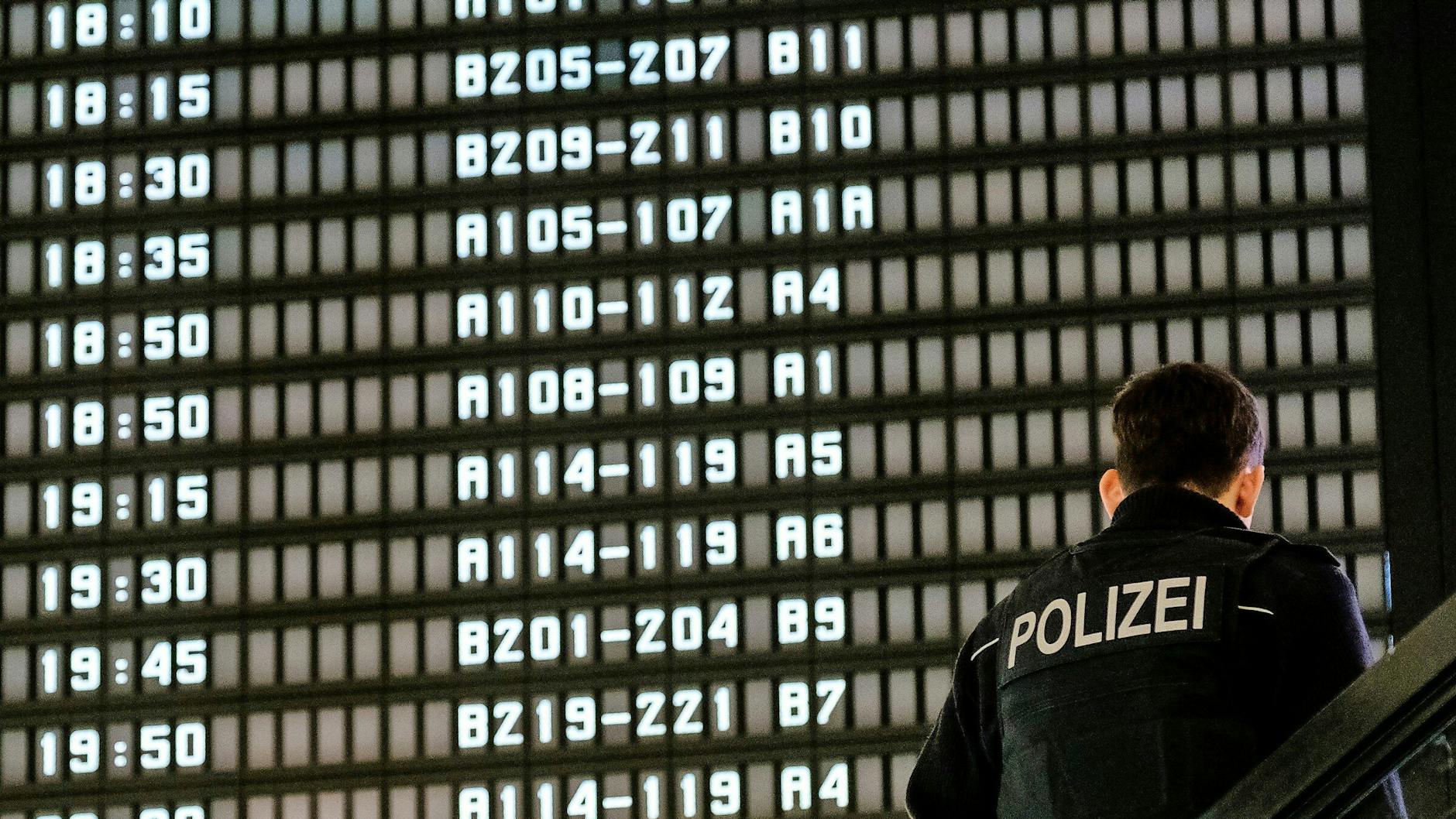 Polizisten am Flughafen. Vor der Abschiebung gibt es einen Corona-Test.
