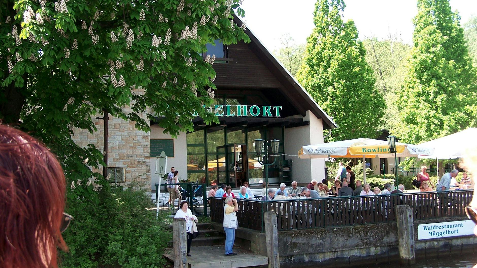 Ein Bild aus der Vergangenheit: Das Waldrestaurant Müggelhort ist am 2. Mai 2008 gut besucht.