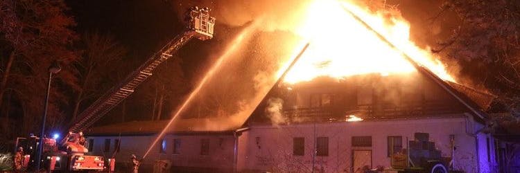 Das Hotel Müggelhort steht in Flammen.