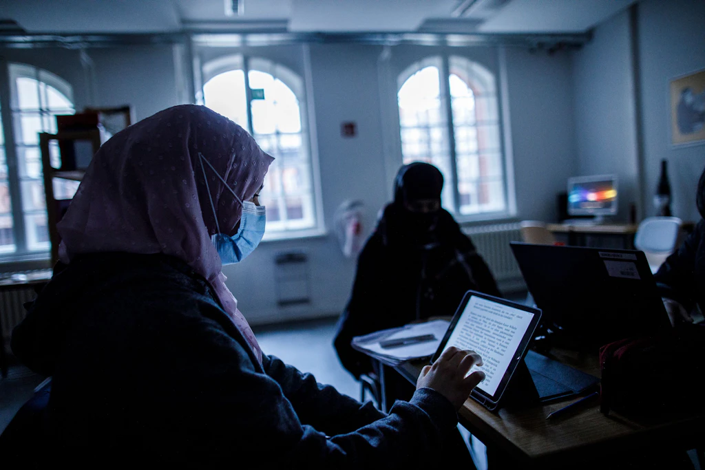 Elza, Schülerin am Ernst-Abbe-Gymnasium, sitzt mit zwei Mitschülerinnen in der Schulbibliothek - und arbeitet mit einem iPad.&nbsp;<br><br>