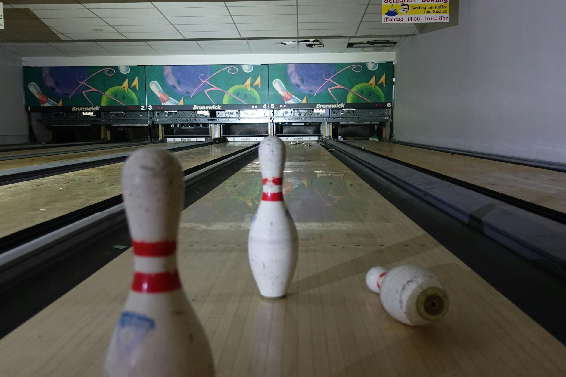 Bowling-Pins auf einer Bowlingbahn.