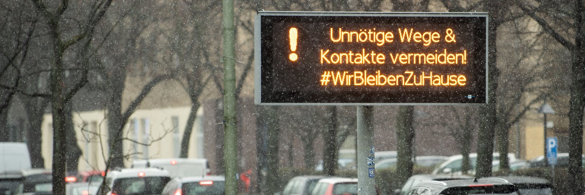 Infotafeln auf den Straßen zeigen, was der Senat jetzt von den Berlinern fordert: Am besten zu Hause bleiben.