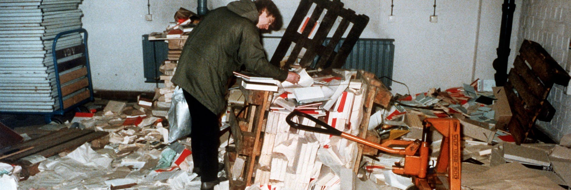 Nach der Besetzung der Stasi-Zentrale sah es wüst aus im Komplex an der Normannenstraße. Vor dem sogenannten Sturm hatten Bürgerrechtler das Objekt bereits übernommen, die meisten Mitarbeiter hatten es verlassen.