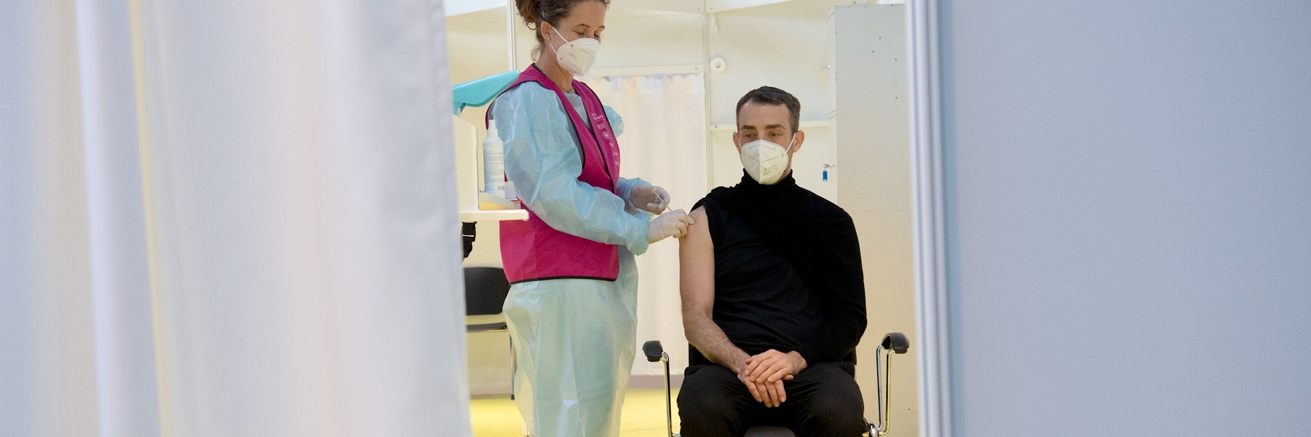Eine Ärztin zeigt im Corona-Impfzentrum in der Arena in Treptow, wie eine Spritze gesetzt wird.