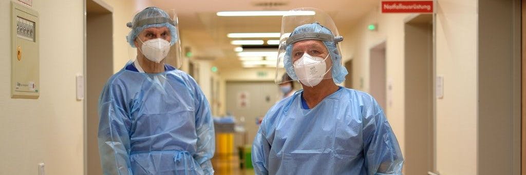 Zwei Pfleger stehen auf der Covid-19-Station der Charité