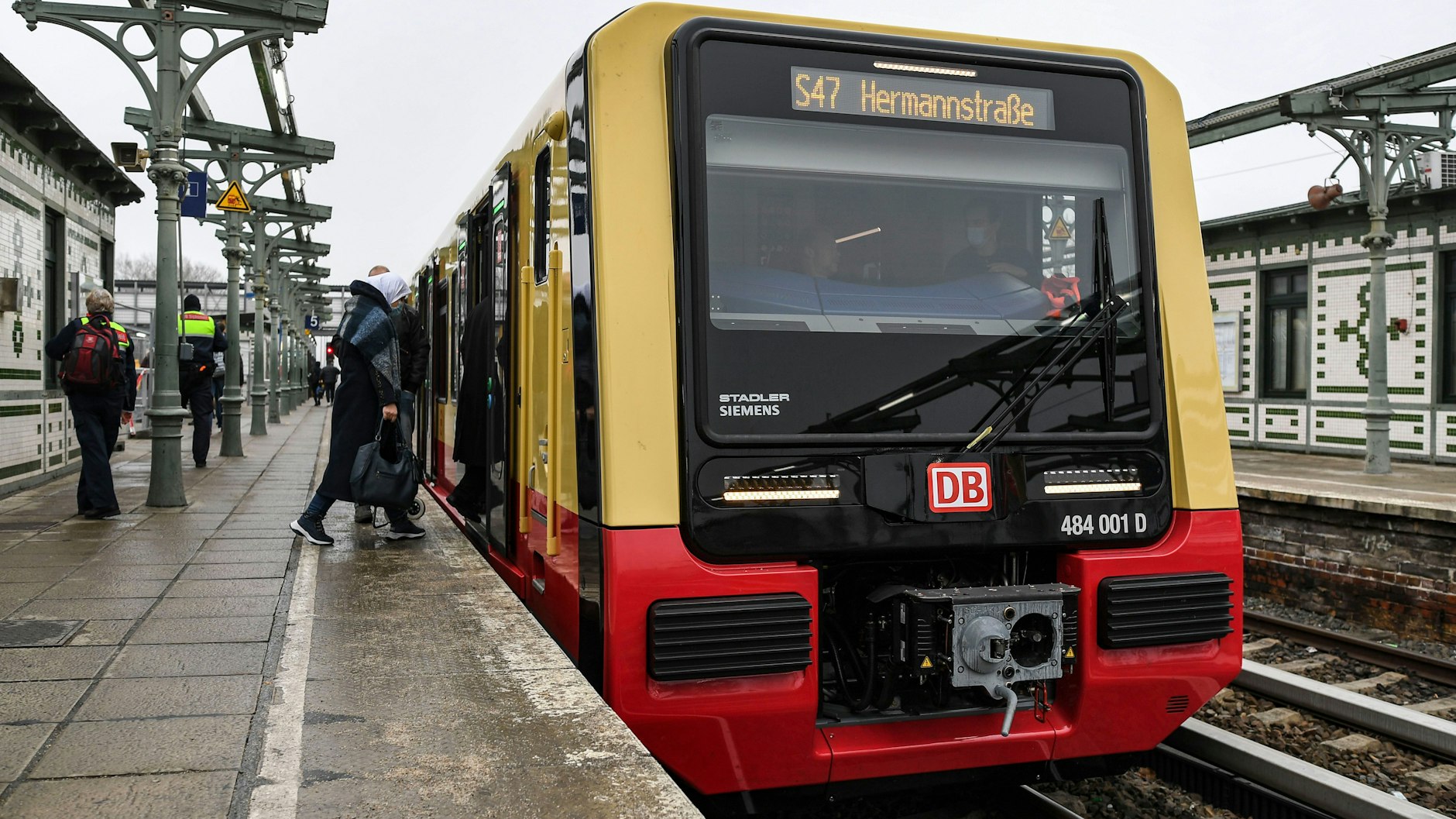 Einsteigen bitte! Ein Zug der neuen S-Bahn-Generation hält im Bahnhof Schöneweide.