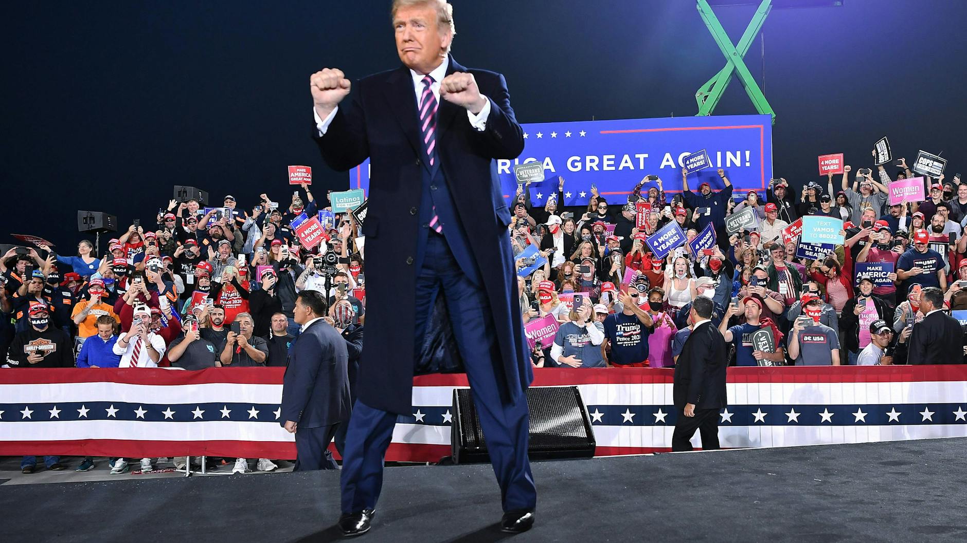 Im September - hier in Pittsburgh - war Trump noch siegesgewiss und kampfbereit - am 3. November fuhr er seine Wahlniederlage ein.<br> 