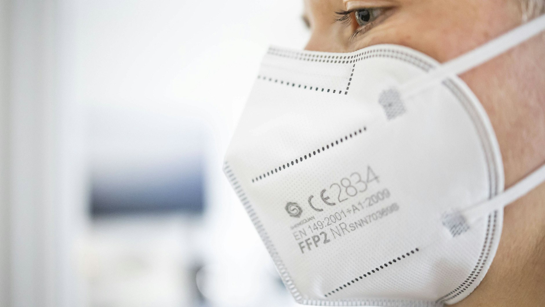 In Bayern gilt vom kommenden Montag an eine Pflicht zum Tragen von FFP2-Masken in Öffis und Geschäften.