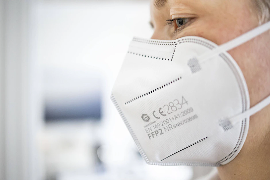 In Bayern gilt vom kommenden Montag an eine Pflicht zum Tragen von FFP2-Masken in Öffis und Geschäften.