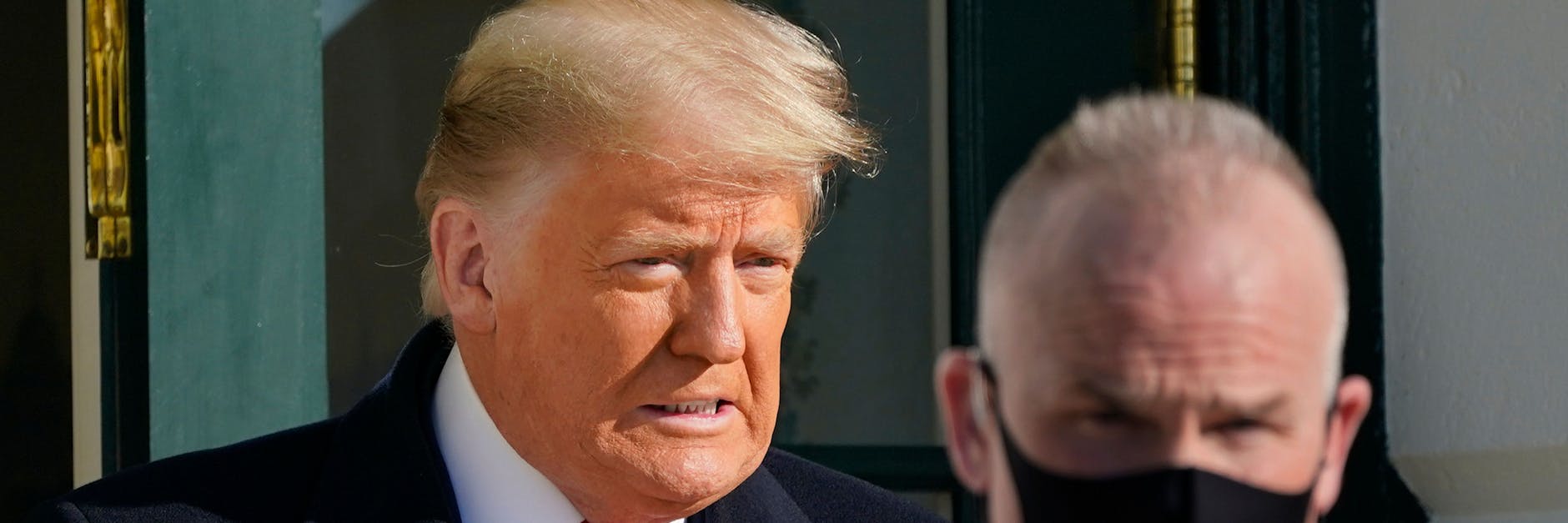 Vergnatzt: Donald Trump auf dem Weg nach Texas, wo er seine nicht fertiggestellte Mauer zu Mexiko besichtigen wollte.