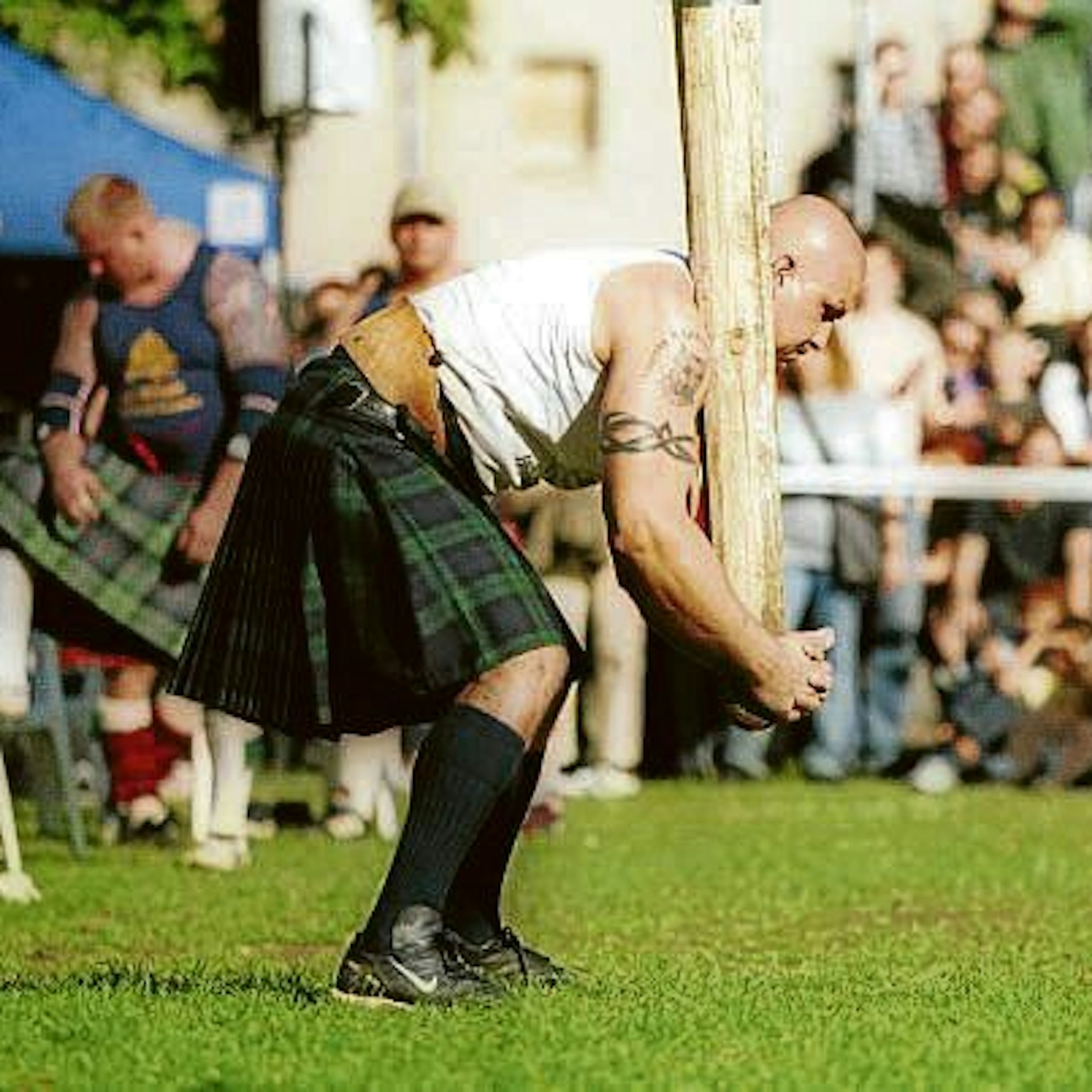 Baumstammwerfen, gelebtes Brauchtum im Norden Britanniens.
