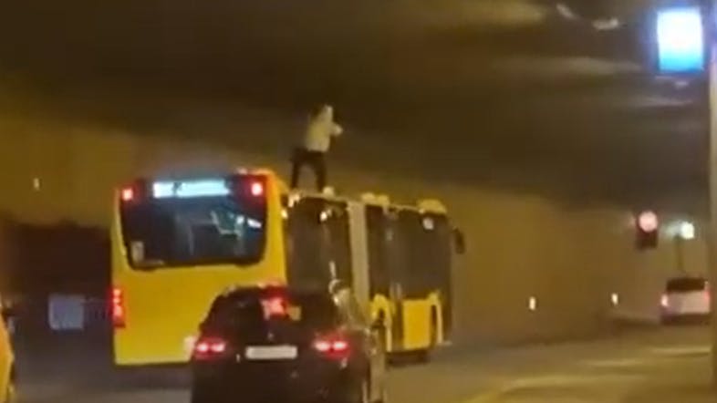 By surfing on the roof of a bus in the tunnel, a man put not only himself but also other road users in danger, says BVG.