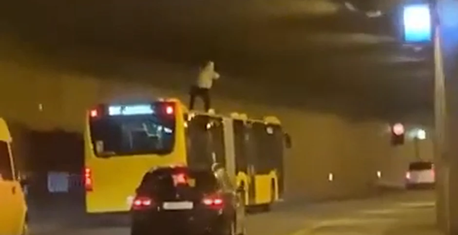 By surfing on the roof of a bus in the tunnel, a man put not only himself but also other road users in danger, says BVG.