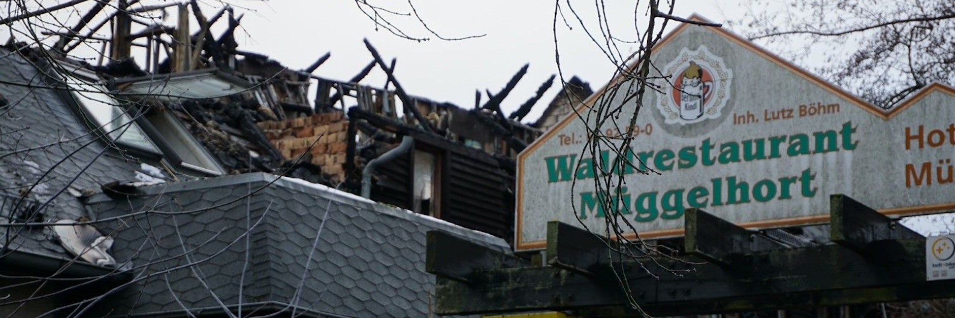 Der Dachstuhl des Restaurants Müggelhort in Köpenick wurde durch das Feuer völlig zerstört.