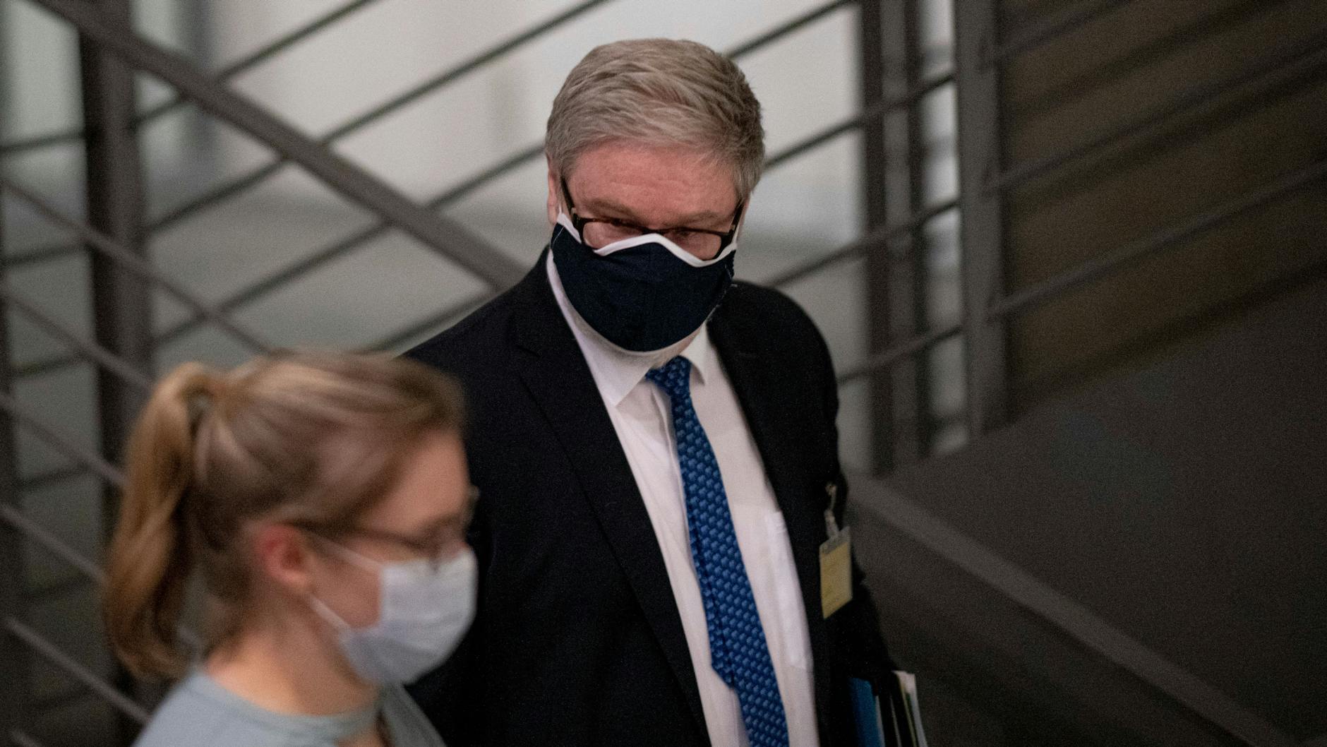 12.01.2021, Berlin: Lars-Hendrik Röller, Abteilungsleiter für den Bereich Wirtschaftspolitik im Bundeskanzleramt, verlässt die Sondersitzung des Wirecard-Ausschuss. 