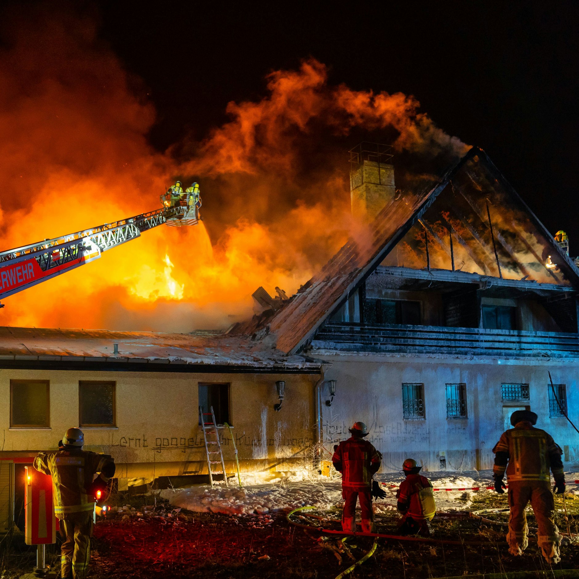 In der Nacht zu Montag brach das Feuer im Waldrestaurant Müggelhort aus.