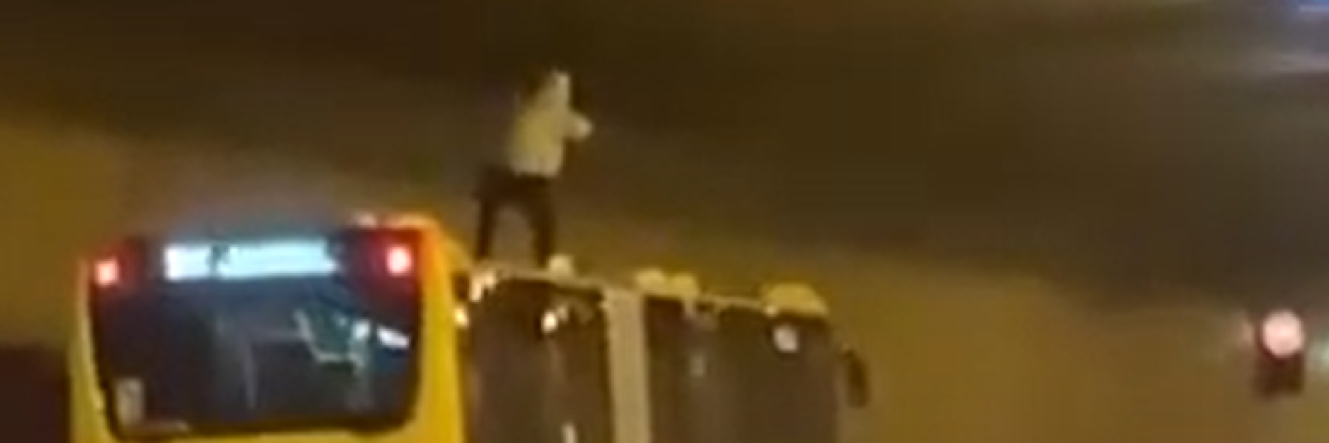 Mit dem Surfen auf dem Dach eines Busses im Tunnel brachte dieser junge Mann nicht nur sich selbst, sondern auch alle anderen Verkehrsteilnehmer in Lebensgefahr.