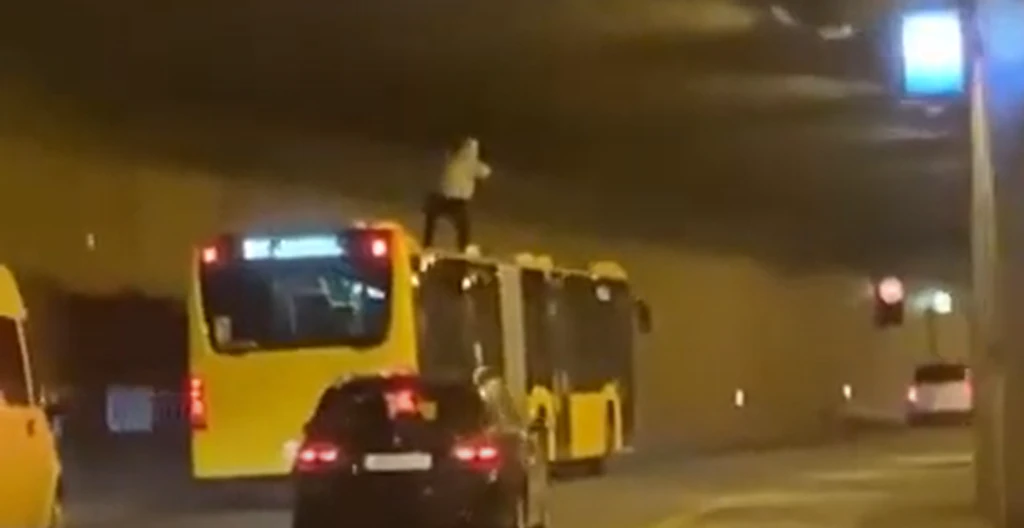 Unfassbar dumm: Hier surft ein lebensmüder Berliner im Tunnel auf einem Linienbus!