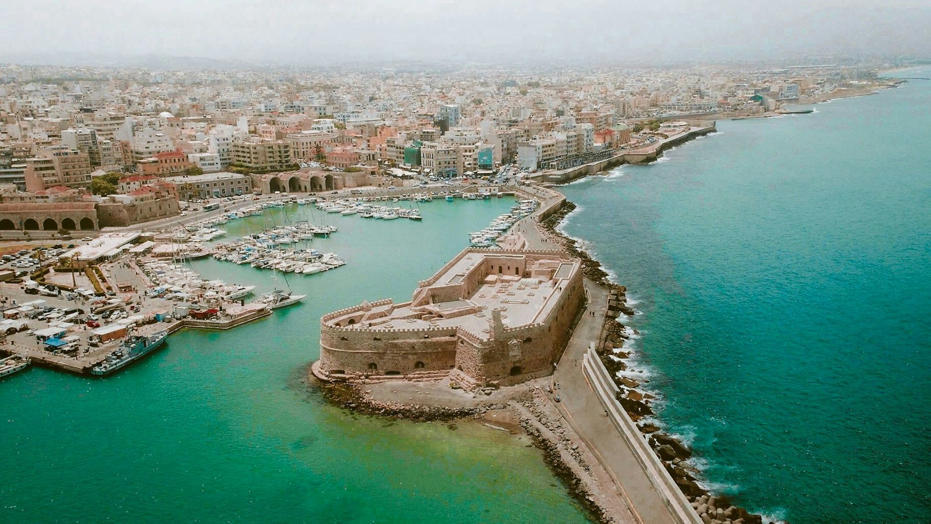 Heraklion, die Hauptstadt der griechischen Insel Kreta, von oben.